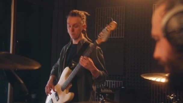 Musikband Spelar Sång För Album Ljudinspelningsstudio Manlig Gitarrist Spelar Elgitarr — Stockvideo