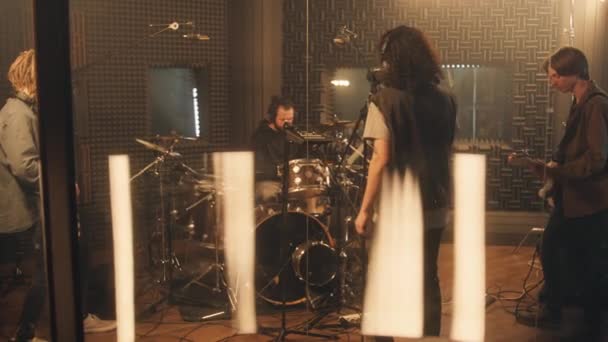 Cool Rock Grubu Ses Geçirmez Odada Yeni Albüm Kaydediyor Müzisyenler — Stok video