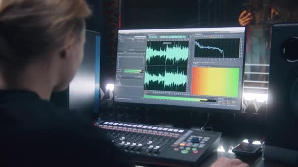 Női Hangmérnök Producer Keverőpultot Használ Számítógépes Képernyő Amely Daw Szoftver — Stock videók