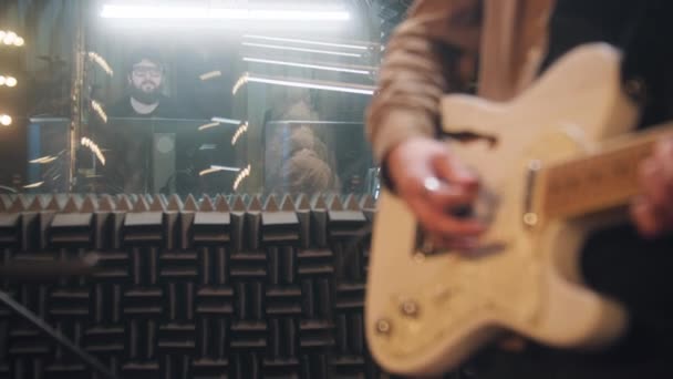Close Tiro Guitarrista Tocando Guitarra Elétrica Estúdio Gravação Som Engenheiro — Vídeo de Stock