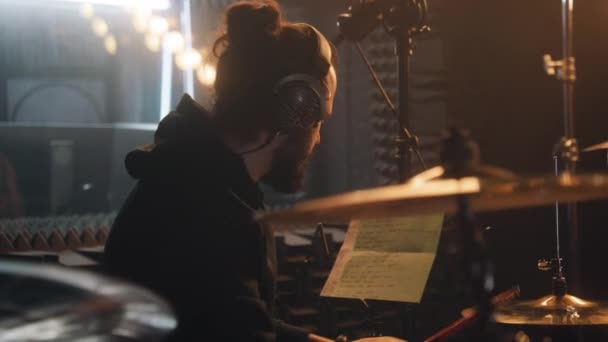 Männlicher Musiker Mit Kopfhörer Spielt Schlagzeug Schlagzeuger Nimmt Song Für — Stockvideo