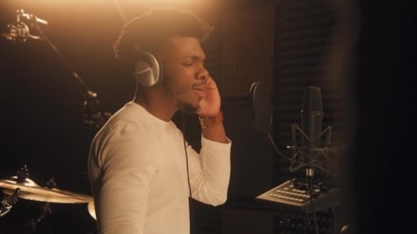 Afroamerikansk Sångare Sjunger Lyrisk Komposition Mikrofon Ljudisolerat Rum Och Använder — Stockvideo