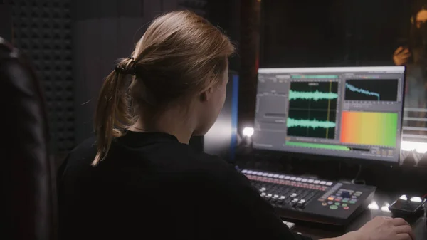 가수가 장치에서 노래를 합니다 오디오 엔지니어 프로듀서는 표면을 컴퓨터 스크린은 — 스톡 사진