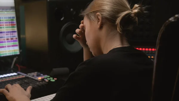 Erfarna Ljudtekniker Eller Producenter Arbetar Ljudinspelningsstudio Kvinna Använder Mixing Konsol — Stockfoto