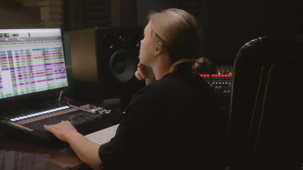 경험있는 오디오 엔지니어 프로듀서는 사운드 스튜디오에서 일한다 여성은 디지털 오디오 — 스톡 사진