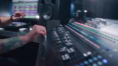 Ses mühendisi karıştırma konsolu kullanır, sesi ayarlamak için uzaktan kumanda, ses karıştırıcı. Müzisyen ses seviyesini değiştirir, modern ekipmanlarla müzik yaratır. Ses kayıt stüdyosu. Müzik üretimi.
