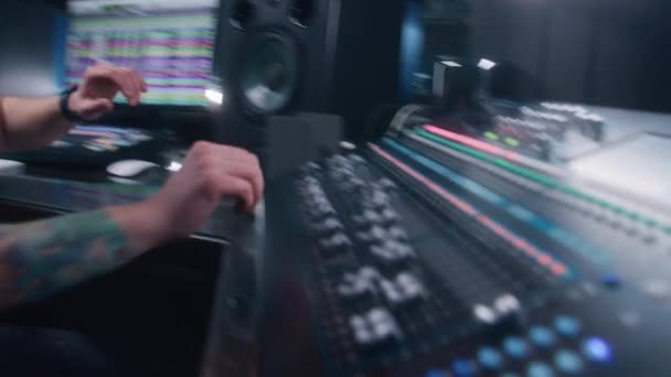 Audiotechniker Verwendet Mischpult Fernbedienung Zur Anpassung Des Sounds Audio Mischpult — Stockvideo