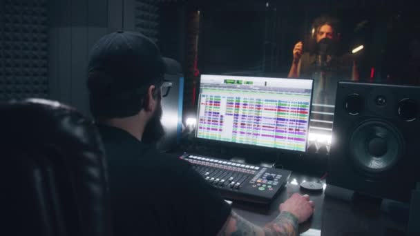 가수는 장치에서 새로운 노래를 사운드 엔지니어 프로듀서는 보드를 합니다 컴퓨터 — 비디오