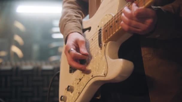 Hands Close Shot Musisi Bermain Pada Gitar Listrik Studio Rekaman — Stok Video