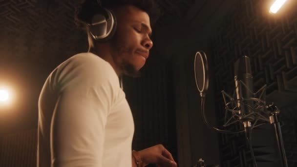 Επαγγελματίας Τραγουδιστής Ακουστικά Τραγουδά Λυρική Σύνθεση Μικρόφωνο Ηχομονωτικό Δωμάτιο Αφροαμερικάνος — Αρχείο Βίντεο