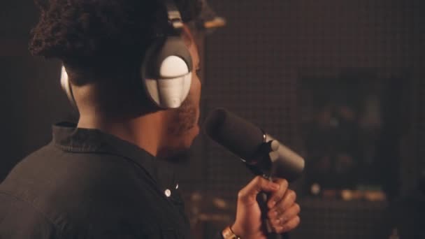 Afro Amerikaanse Zanger Hoofdtelefoon Zingt Lyrische Compositie Microfoon Geluiddichte Kamer — Stockvideo