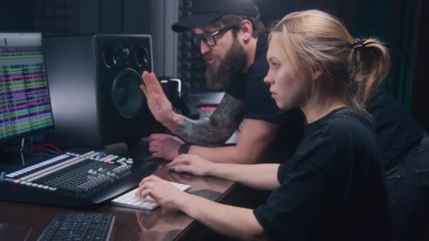 오디오 엔지니어는 보드를 사용하여 사운드 스튜디오에서 프로듀서와 새로운 노래나 세트를 — 비디오