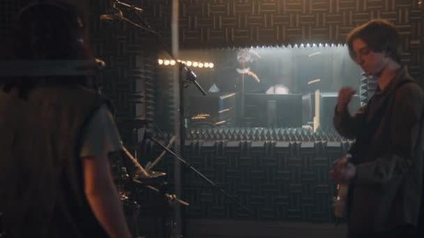 보컬리스트들은 스튜디오에서 구성을 마이크로 노래한다 뮤지컬 밴드가 공간에서 음반을 합니다 — 비디오