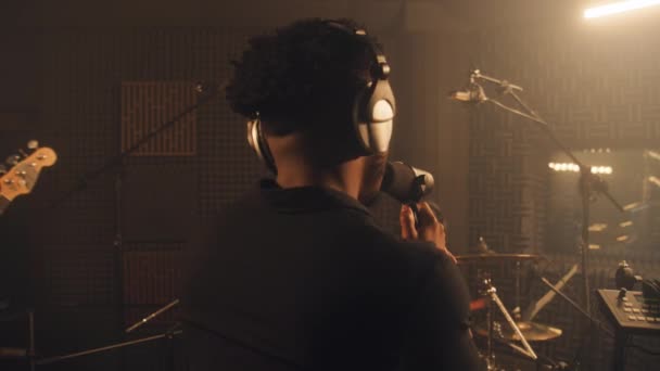 Multietnická Rocková Kapela Hraje Hudební Nástroje Nahrává Nové Hudební Album — Stock video