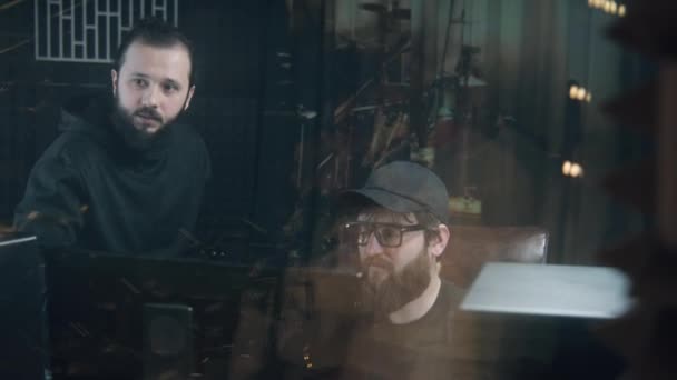 Müzik Grubu Deneyimli Ses Mühendisi Veya Yapımcı Ses Kayıt Stüdyosunda — Stok video