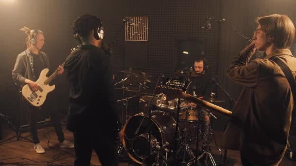 Cool Rock Band Bekerja Studio Rekaman Suara Dan Membuat Lagu — Stok Video