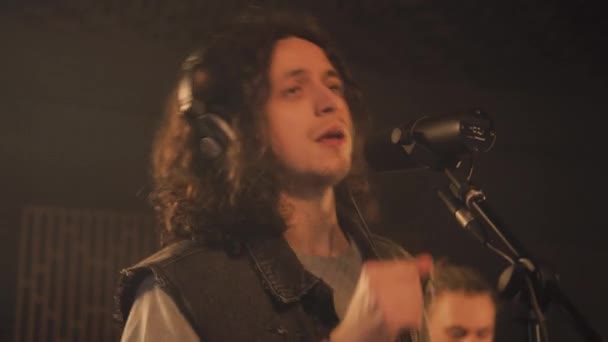 Erkek Şarkıcının Ses Geçirmez Odada Mikrofona Şarkı Söylediği Yakın Çekim — Stok video