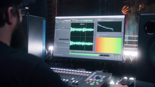 Аудиоинженер Продюсер Использует Микшерную Плату Компьютерный Экран Показывает Интерфейс Daw — стоковое видео