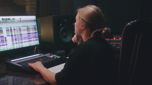 Опытный Звукоинженер Продюсер Работает Студии Звукозаписи Женщина Использует Микшерную Консоль — стоковое видео