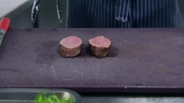 Männliche Köchin Handschuhen Bringt Saftig Gebratenes Steak Mit Einer Küchenzange — Stockvideo