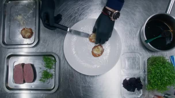 厨师做菜的演示 厨师把烤红薯和融化的奶酪放在盘子里 烤牛排和小菜一碟放在桌上 餐厅提供专业的美味佳肴 公共饮食 — 图库视频影像