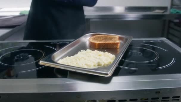Αυγά Ομελέτα Και Φρυγανισμένο Ψωμί Πιάτο Στην Κουζίνα Σεφ Μαγειρεύει — Αρχείο Βίντεο