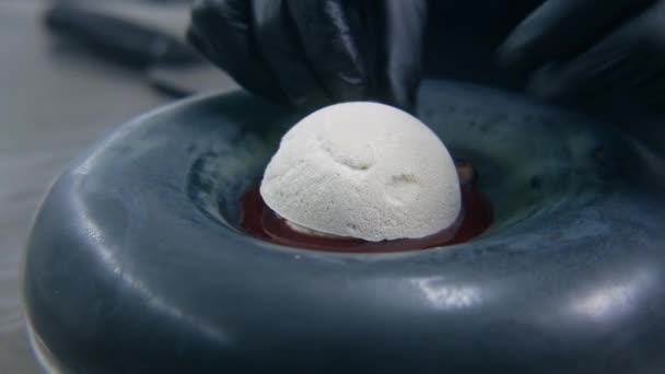 Σεφ Κάνει Παρουσίαση Πιάτων Μάγειρας Βάζει Μούρα Μαρμελάδα Μπάλα Παγωτού — Αρχείο Βίντεο