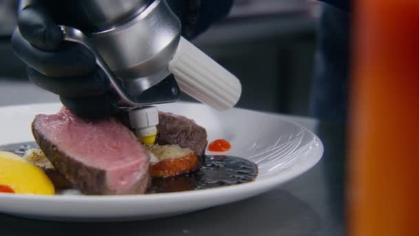 Tembakan Jarak Dekat Dari Juru Masak Menambahkan Saus Steak Daging — Stok Video