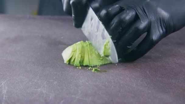 Чоловічий Кухар Розрізає Стиглий Авокадо Ножем Дошці Тостів Або Салату — стокове відео