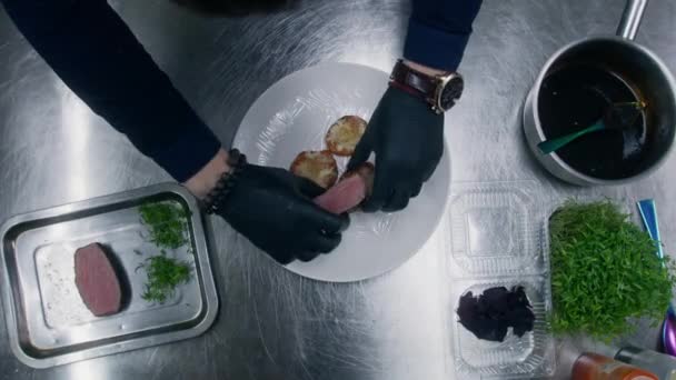Σεφ Κάνει Παρουσίαση Πιάτων Μάγειρας Βάζει Ζουμερή Ψημένη Μοσχαρίσια Μπριζόλα — Αρχείο Βίντεο
