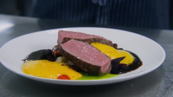 Nahaufnahme Der Präsentation Köstlicher Fleischgerichte Saftiges Rindersteak Gebackene Batata Und — Stockvideo