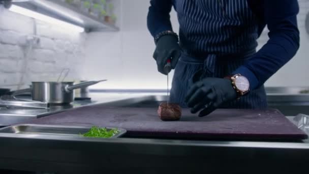 Zoom Van Mannelijke Kok Handschoenen Snijden Sappig Geroosterd Rundvlees Varkensvlees — Stockvideo