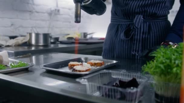 厨师在厨房里烹调美味的素食 男厨师用燃气炉在烤红薯上融化奶酪 餐厅提供专业的美味佳肴 公共饮食 放大点 — 图库视频影像