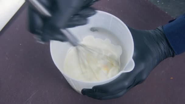 Erkek Aşçı Eldivenli Aşçı Yumurta Sütü Karıştırırken Omlet Omlet Yapmak — Stok video