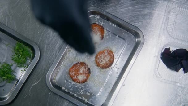 Hohe Winkel Der Koch Streut Geriebenen Käse Auf Gebackene Süßkartoffeln — Stockvideo