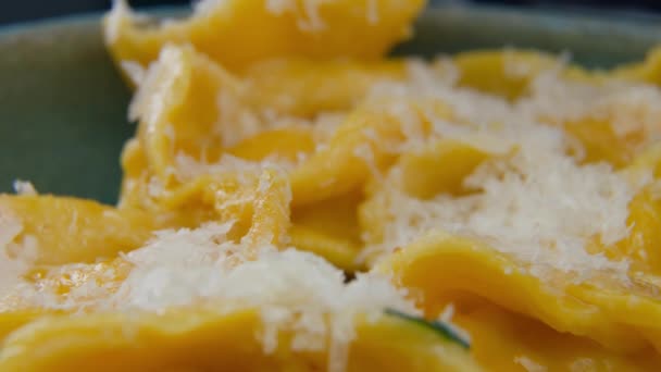 Profesyonel Aşçı Çiçek Tabağıyla Mantı Peynirle Dekore Eder Şef Lezzetli — Stok video