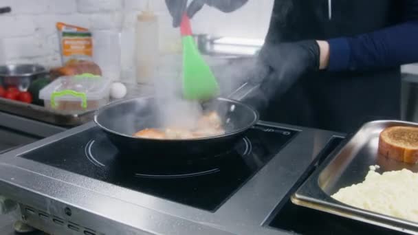 Αρσενικό Μάγειρα Πατάτες Και Ανακατεύει Γαρίδες Στο Τηγάνι Χύνει Λάδι — Αρχείο Βίντεο