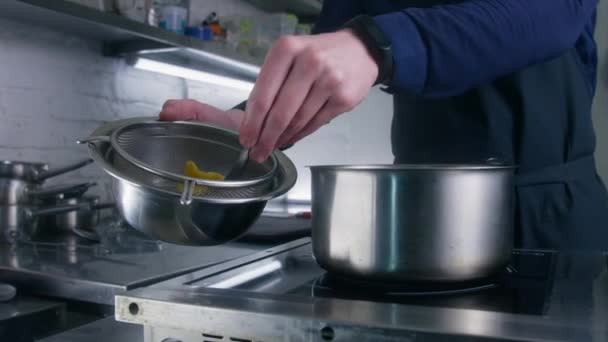 Επαγγελματίας Μάγειρας Ποδιά Βγάζει Ραβιόλια Από Την Κατσαρόλα Που Στέκεται — Αρχείο Βίντεο