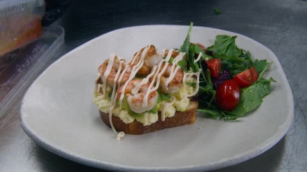 Pâine Prăjită Delicioasă Ouă Amestecate Avocado Creveți Prăjiți Farfurie Salată — Videoclip de stoc