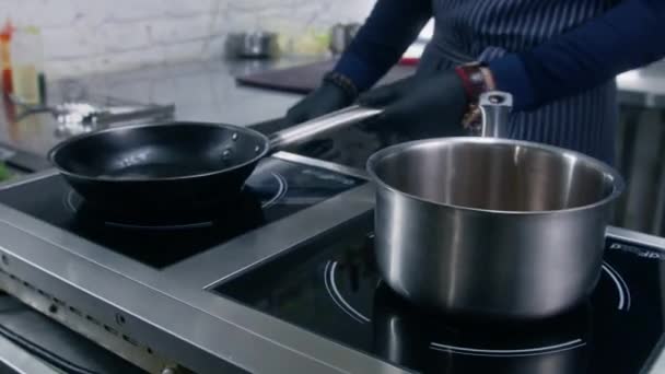 Cozinheiro Chef Define Stewpan Fogão Elétrico Coloca Alecrim Alho Bife — Vídeo de Stock