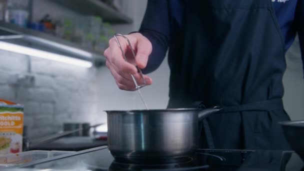 Chef Cozinheiro Mexe Molho Fervente Por Batedor Espiral Stewpan Fogão — Vídeo de Stock