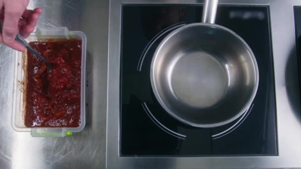 Κοντινό Πλάνο Του Επαγγελματία Μάγειρα Βάζοντας Σάλτσα Ντομάτες Και Πιπέρι — Αρχείο Βίντεο