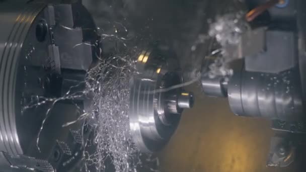 Proceso Mecanizado Piezas Lente Cine Máquina Torno Fábrica Procesamiento Metales — Vídeos de Stock