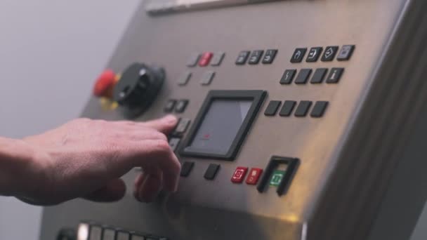 Zaporizhya Ukraine 2023年3月25日 Cncコンピュータ化された数値制御を使用して処理するための旋盤機械を準備する技術者の閉鎖 工場で働いてる 製造業 金属加工業 — ストック動画