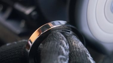 Metal işçiliğini düzeltirken, teknisyenlerin diskle öğütme makinesinde çalışırken yakın plan çekimleri. Fabrikada sinema lensleri üretiliyor. Üretim, sanayi ve teknoloji kavramı.