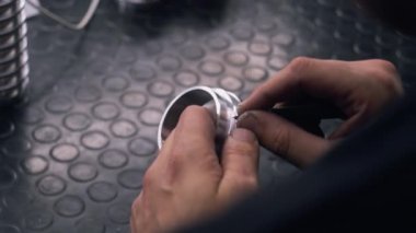 Deneyimli teknisyen kontrolleri ve döner torna işleminden sonra yumuşak metal işçiliği. Profesyonel üretim aletleri ve ekipmanları. Sinema konsepti endüstriyel üretimi etkiler. Kapat..