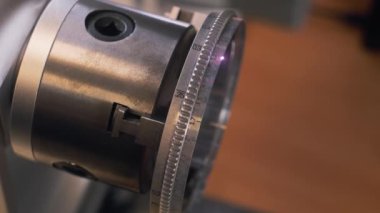 Lens odaklı bölümlerin yakın çekim lazer oyma işlemi. Modern ve teknolojik dijital bilgisayar sayısal kontrol ekipmanları. Metal fabrikasında çalışıyor. Sinema lensleri üretimi kavramı.