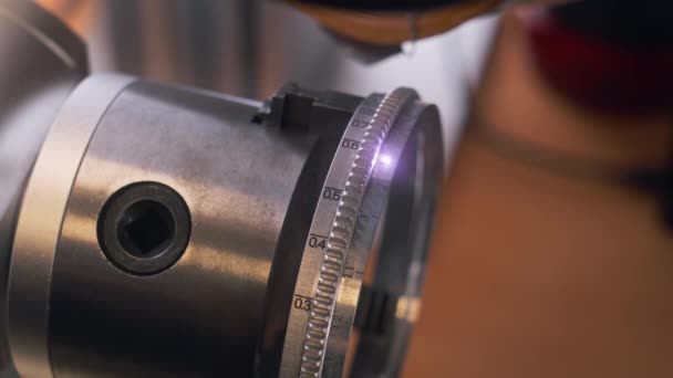 Zbliżenie Kadru Dywizji Ostrości Obiektywu Proces Grawerowania Laserowego Nowoczesny Technologiczny — Wideo stockowe