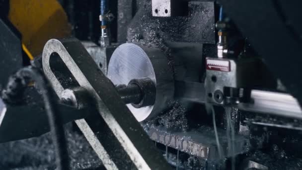 Profesyonel Makinenin Çelik Boru Keserken Soğutma Sıvısı Kullanırken Yakın Plan — Stok video