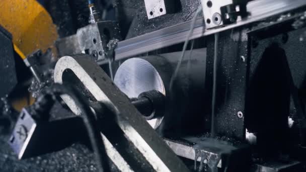 Close Tiro Máquina Profissional Corte Tubos Aço Usando Líquido Refrigeração — Vídeo de Stock